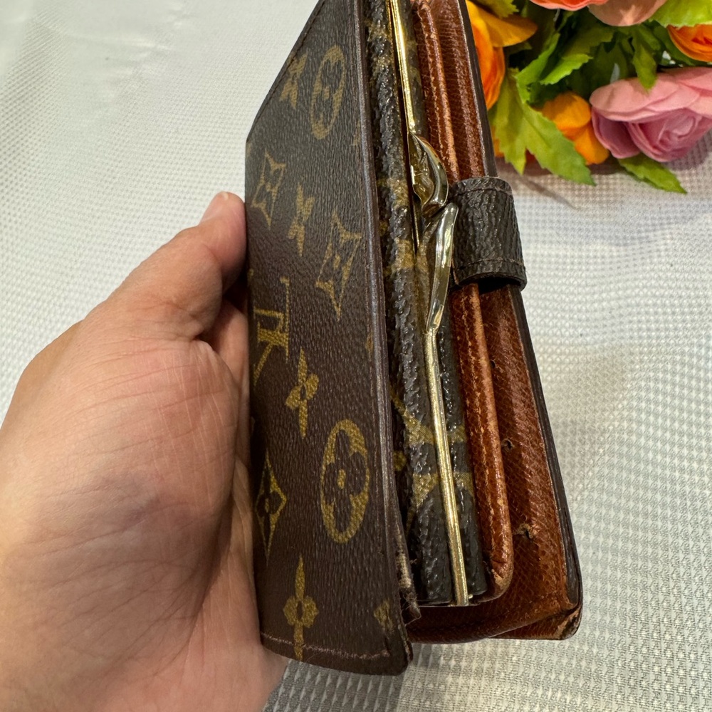 Authentic Louis Vuitton kisslock wallet - Picture 8 of 11